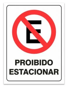 Placa de proibido estacionar, reconhecida pela forma antes da leitura do texto